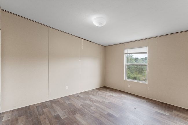 Spare room with wood finished floors | Image 28