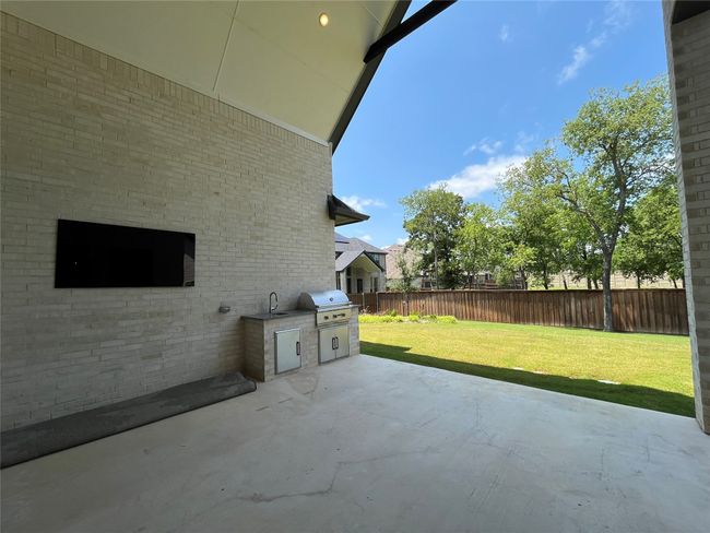 Oversized covered patio with built in gas grill | Image 34