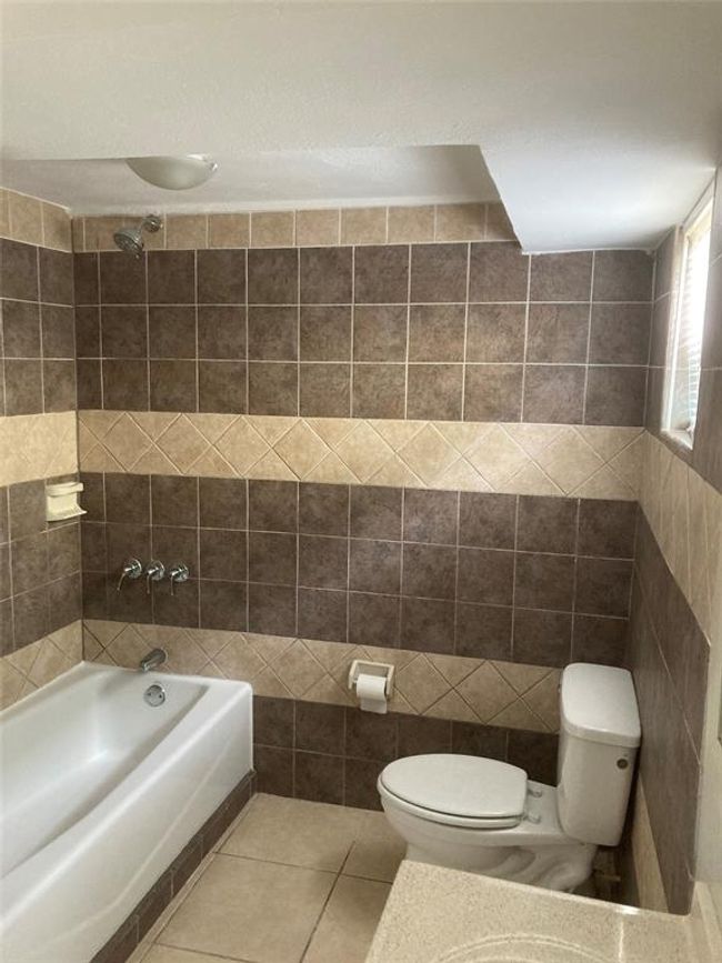 DOWN - 1805 23 Rd St, Home with 3 bedrooms, 1 bathrooms and null parking in Galveston TX | Image 7