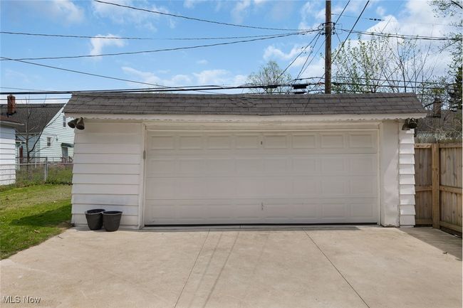 Detached garage with fence | Image 33