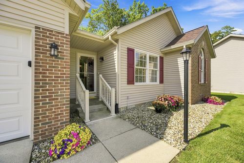330 Carefree Ct, Niles, MI, 49120-3470 | Card Image