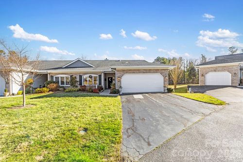 24 Country Meadows Ln, Hendersonville, NC, 28792-6378 | Card Image
