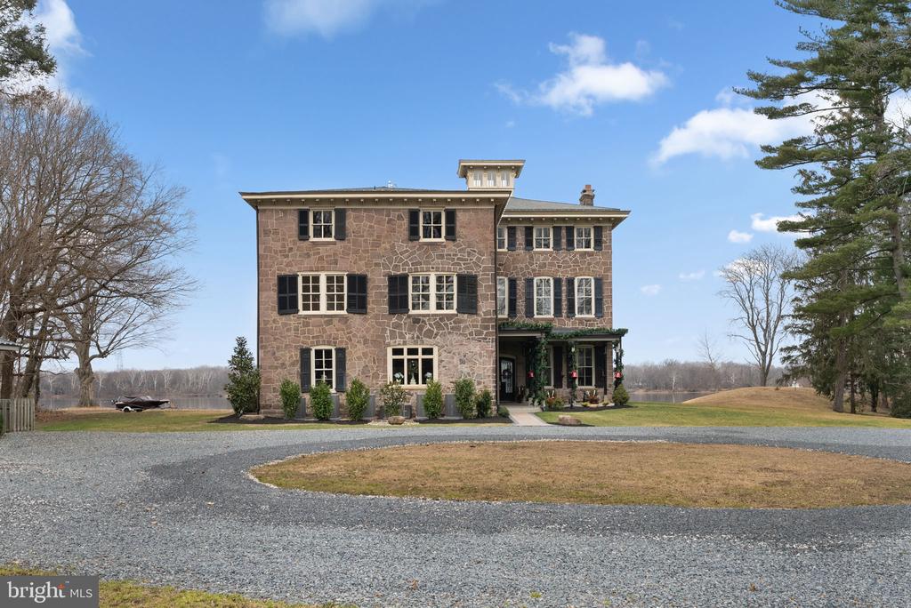 Residential in EDGEWATER PARK 2