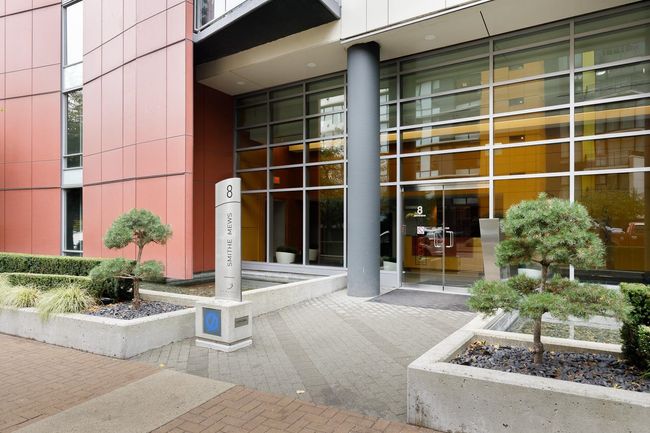 2205 - 8 Smithe Mews, Condo with 2 bedrooms, 2 bathrooms and 1 parking in Vancouver BC | Image 2