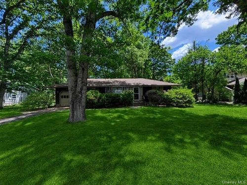 33 Summit Drive, Smithtown, NY, 11787 | Card Image