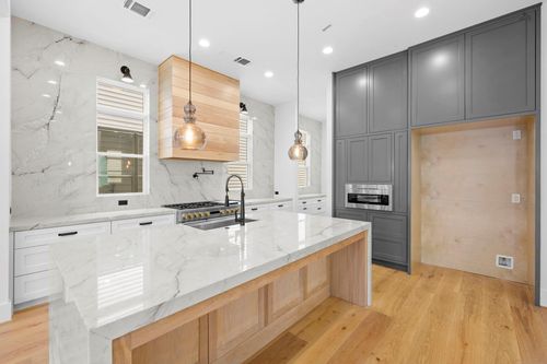 1520 Nicholson St, Houston, TX, 77008-4136 | Card Image