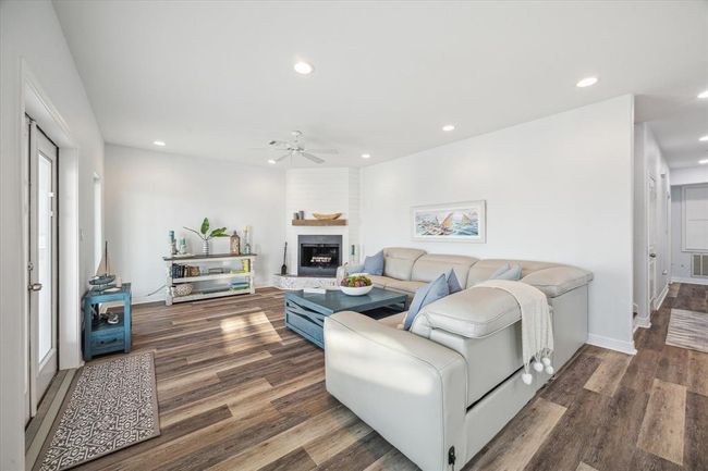 high ceilings, wrap of windows for open bayviews | Image 11