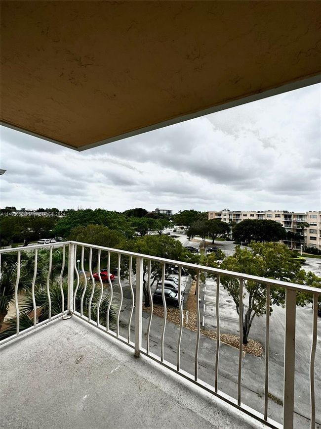 APT-5N - 480 Executive Center Dr, Condo with 2 bedrooms, 2 bathrooms and null parking in West Palm Beach FL | Image 12