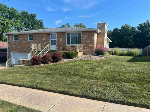 2305 Willow St, Pekin, IL, 61554-3032 | Card Image