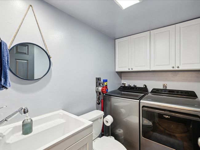 Half bath/Laundry Room | Image 10