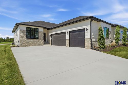 9215 Triana Ln, Lincoln, NE, 68520-1540 | Card Image
