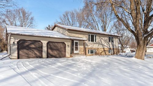 829 Pleasantview Dr Se, Willmar, MN, 56201-5460 | Card Image