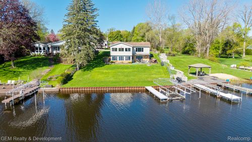 8081 Granada Ave, Brighton, MI, 48114-9325 | Card Image