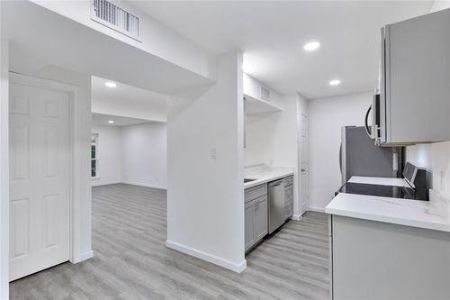 32-6111 Beverlyhill St, Houston, TX, 77057-6644 | Card Image