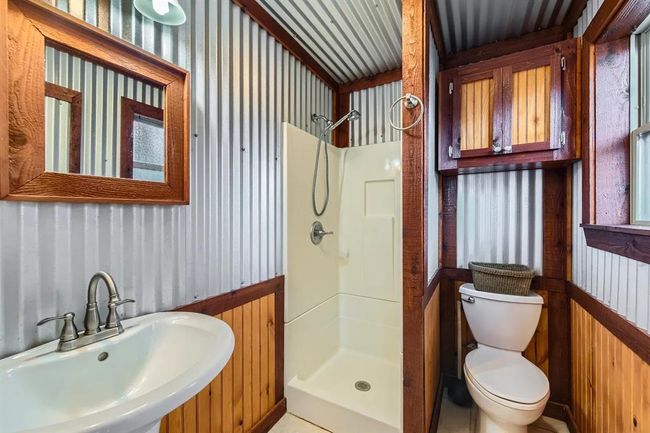 Studio bathroom | Image 42