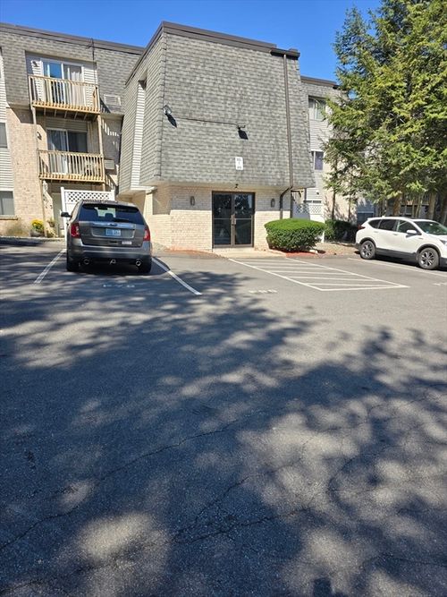 f79-1560 Douglas Ave, North Providence, RI, 02904-8939 | Card Image