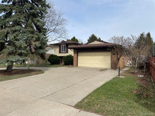 36838 Russell Ct, Sterling Heights, MI, 48312-3043 | Card Image