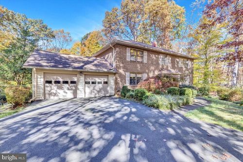 8150 Wolf Run Shoals Rd, CLIFTON, VA, 20124-2215 | Card Image
