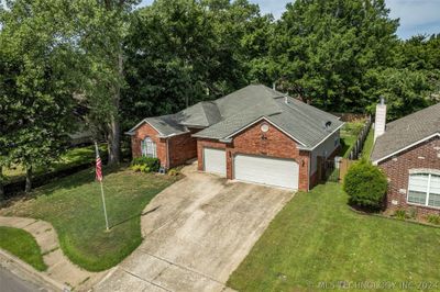 Impeccable and Immaculate home with 3 car garage in the heart of Coweta with easy access to highways, restaurants and all that Coweta has to offer. | Image 1