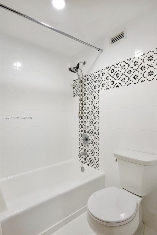 APT-1638 - 2899 Collins Ave, Condo with 1 bedrooms, 1 bathrooms and null parking in Miami Beach FL | Image 11
