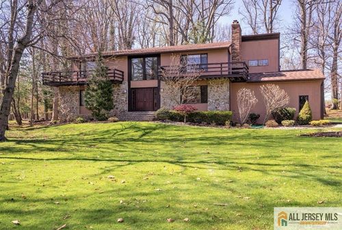 6 Pershing Ct, NORTH BRUNSWICK, NJ, 08902-3027 | Card Image