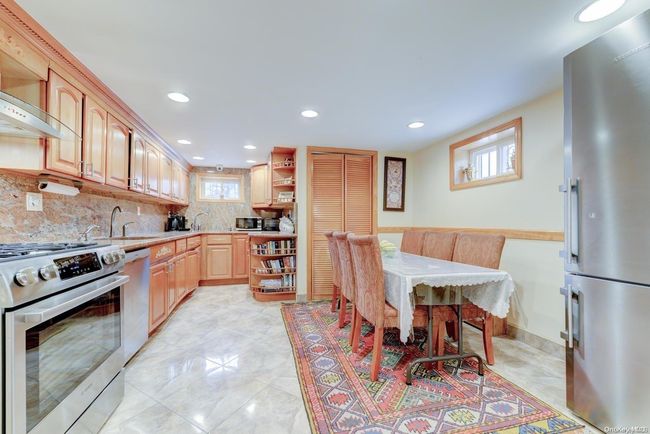 69-33 170 Th St, House other with 5 bedrooms, 3 bathrooms and null parking in Fresh Meadows NY | Image 5