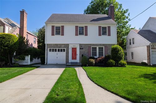 19 Saint Thomas Pl, Malverne, NY, 11565-1437 | Card Image