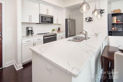 apt-516-300 W 5th St, Charlotte, NC, 28202-1520 | Card Image