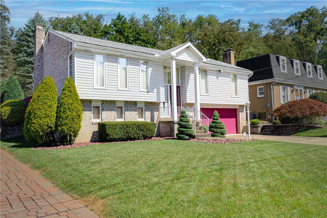 Satinwood Dr, West Mifflin, PA 15122