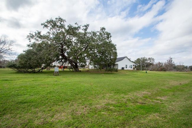 202 Horse Shoe Trl, House other with 3 bedrooms, 2 bathrooms and 2 parking in Angleton TX | Image 33