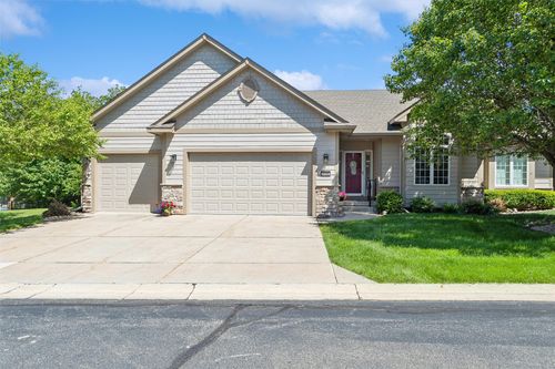 8700 Stonepointe Ln, Johnston, IA, 50131-2850 | Card Image