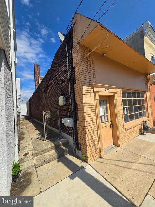 925 Market St, MARCUS HOOK, PA, 19061-4504 | Card Image