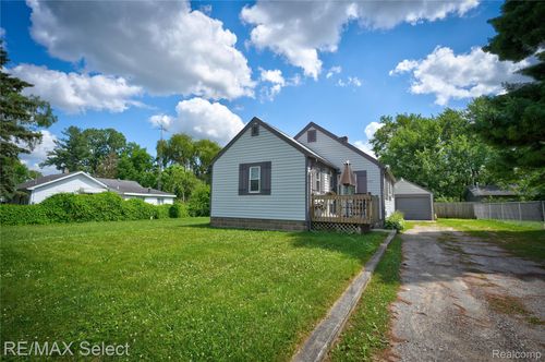 1452 E Mclean Ave, Burton, MI, 48529-1614 | Card Image