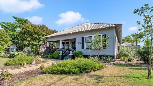 308 W Wallace St, Llano, TX, 78643-2357 | Card Image