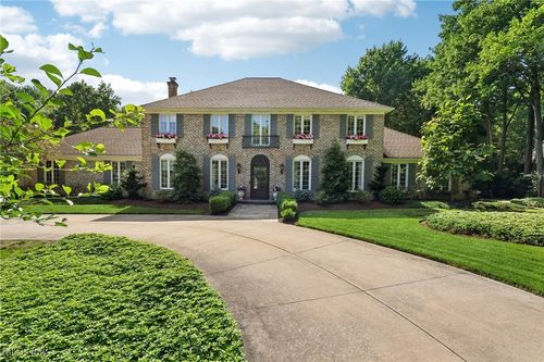 16 Hunting Hollow Dr, Pepper Pike, OH, 44124-5247 | Card Image
