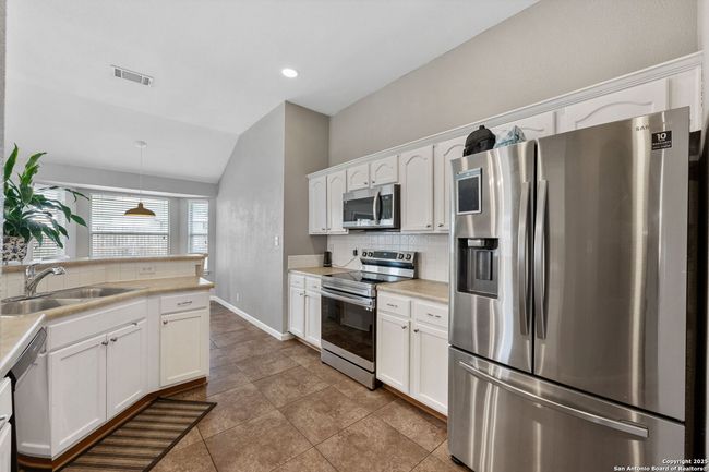 9511 Autumn Run Ln, House other with 3 bedrooms, 2 bathrooms and null parking in Converse TX | Image 4