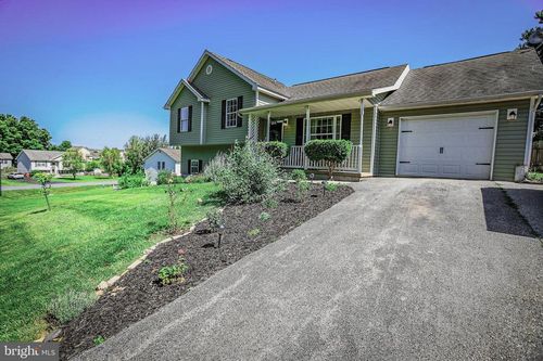555 Oak Lee Dr, RANSON, WV, 25438-4826 | Card Image