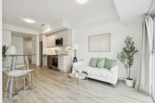 018-185 Deerfield Rd, Newmarket, ON, L3Y0G7 | Card Image