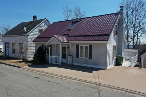 239 High St, Pictou, NS, B0K1H0 | Card Image