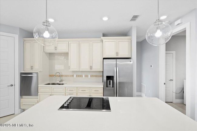 L:arge Island with Jen-air cook top | Image 8