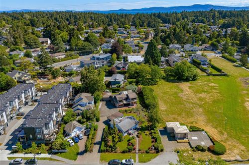 2608 Penrhyn St, Saanich, BC, V8N1G3 | Card Image