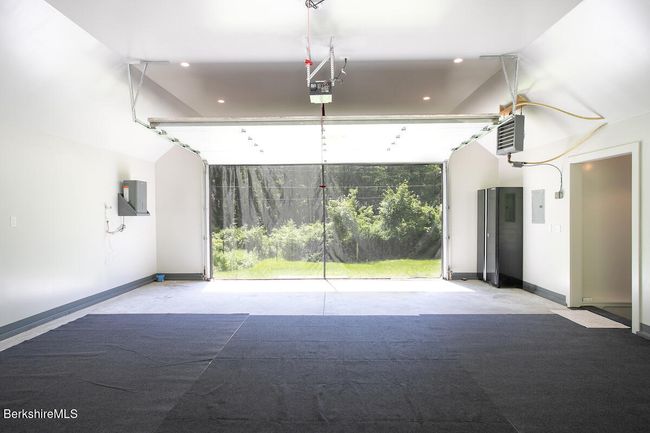garage with screen door | Image 33