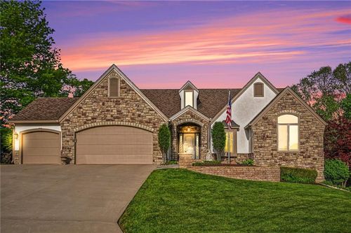 527 Canyon Dr, Lawrence, KS, 66049-2452 | Card Image