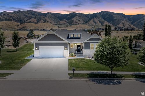84 N 820 E, Hyde Park, UT, 84318-3924 | Card Image