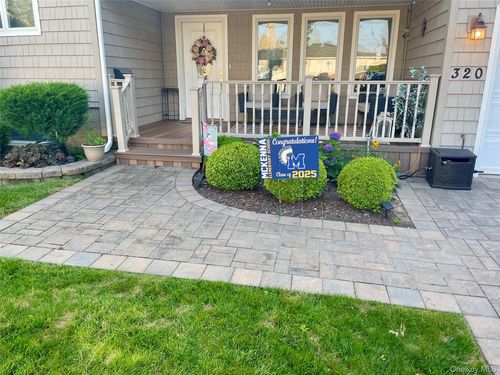 320 Roosevelt Ave, Massapequa Park, NY, 11762-1728 | Card Image