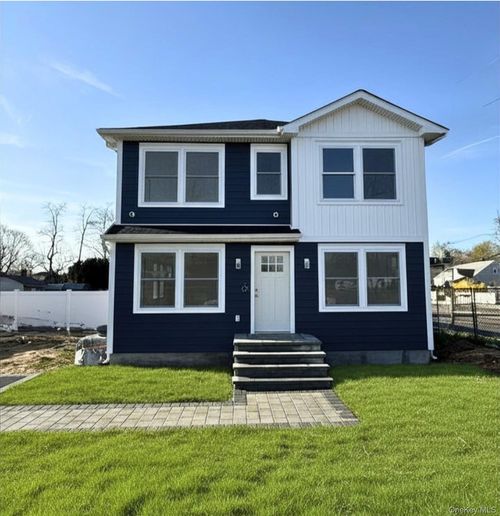 4 Lee Ave, Bay Shore, NY, 11706-4120 | Card Image