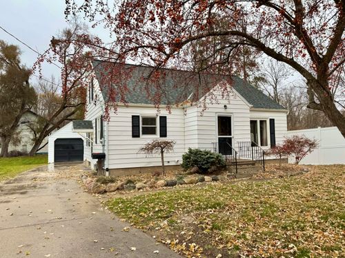 243 Grove St, Coopersville, MI, 49404-1103 | Card Image