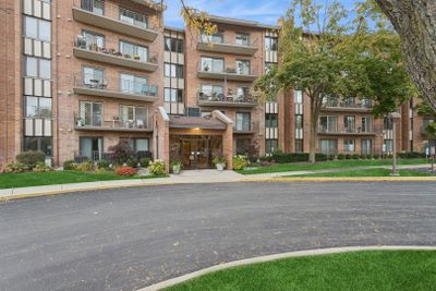 107 - 701 Lake Hinsdale Drive, Condo with 2 bedrooms, 2 bathrooms and 1 parking in Willowbrook IL | Image 1