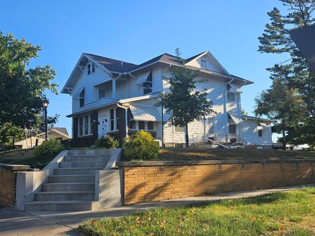 9th Ave, Belle Plaine, IA 52208