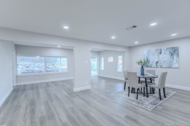 10215 Rafter O Trl, House other with 5 bedrooms, 2 bathrooms and null parking in Helotes TX | Image 6